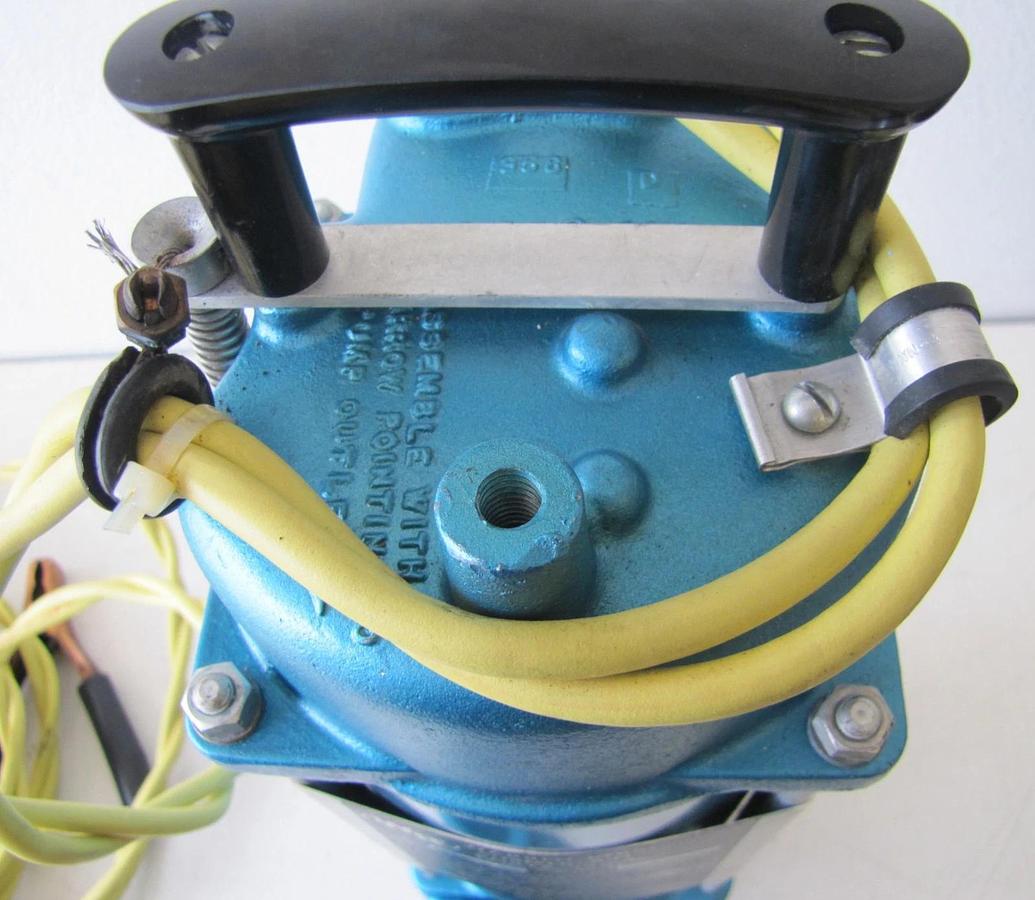 Used Warren Rupp SPA 12V DC Submersible Pump 30A 1-1/2 in Outlet Battery Clamps Case
