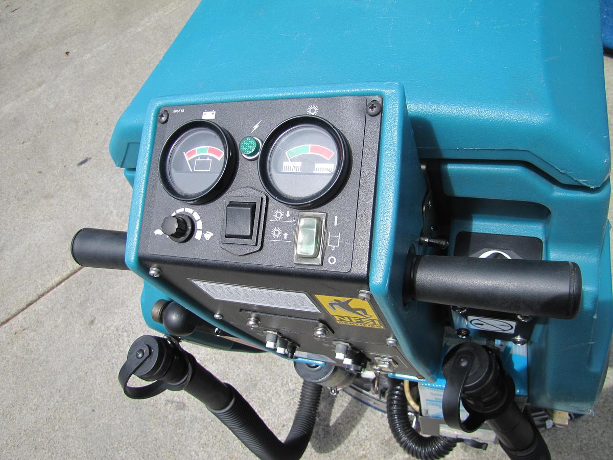 Used Tennant 5400 Walk Behind Floor Scrubber Self Propelled 24" Disc 92.6 Hours