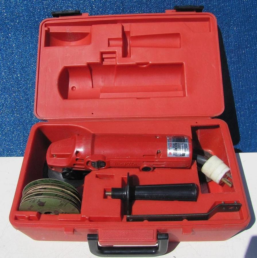 Used Makita M952 100mm Disc Grinder With Extra Discs and Carry Case