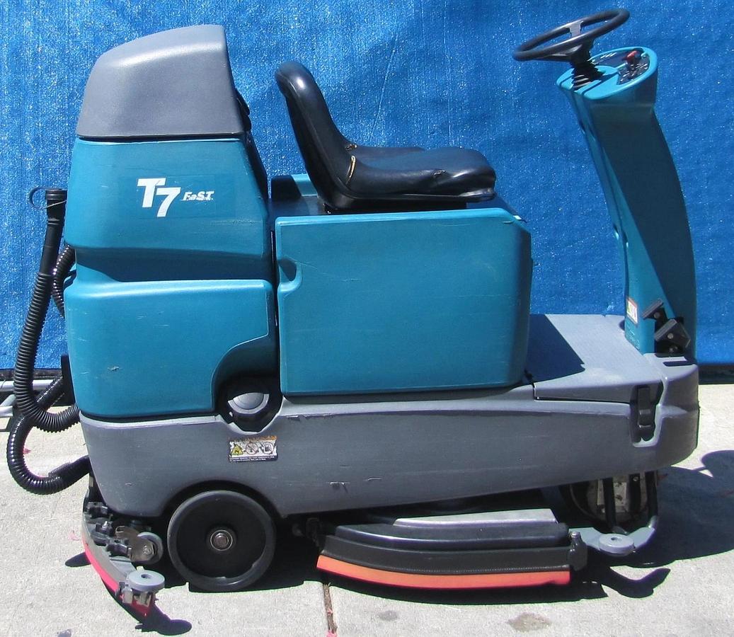 Used Tennant T7 Ride On Floor Scrubber 32" Work Path Disc Type 24V Battery W/ Charger