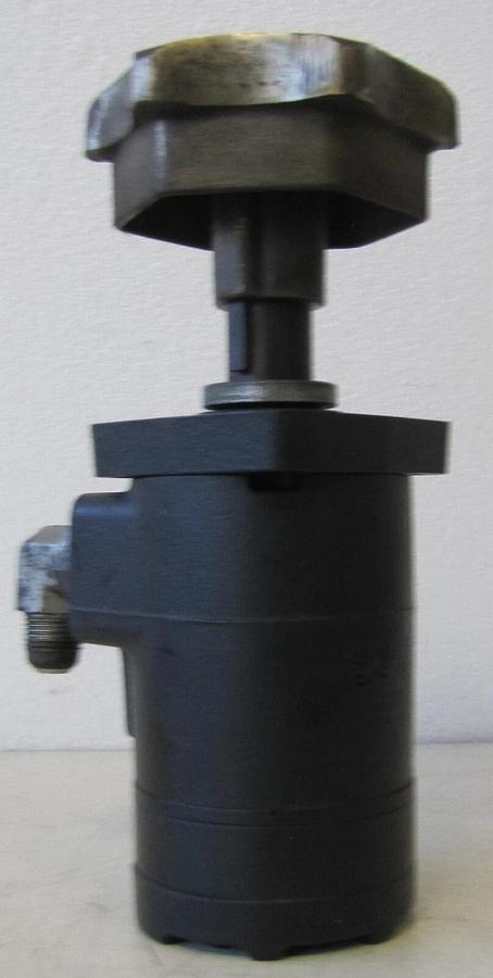 Used Tennant Side Brush Hydraulic Motor 1068812 with Hub for M20 Scrubber