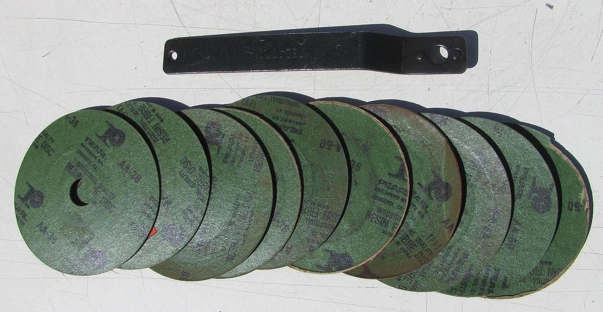 Used Makita M952 100mm Disc Grinder With Extra Discs and Carry Case