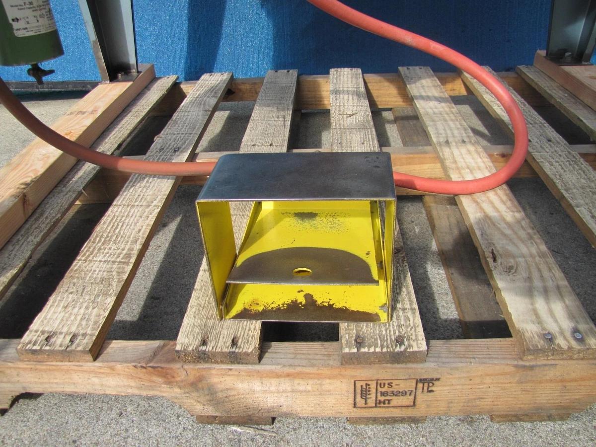 Used Universal Sand Abrasive Blast Blasting Cabinet with New Gloves 48"x 33" x 31"