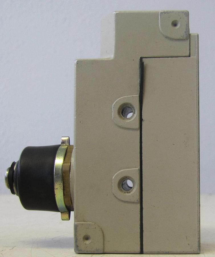 Used Omron ZE-N-2S Enclosed Limit Switch Plunger Actuator SPDT