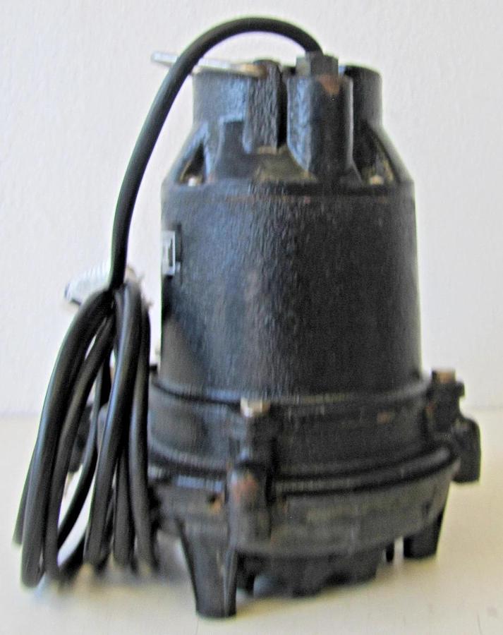 Used Everbilt Submersible Utility Sump Pump 1/3 HP 115V 6.5 Amps with Float