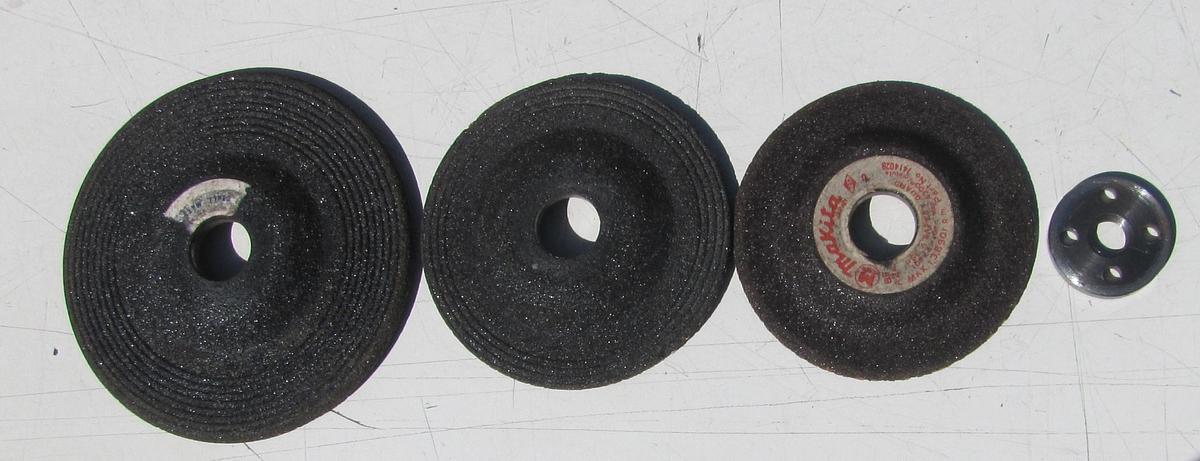 Used Makita M952 100mm Disc Grinder With Extra Discs and Carry Case