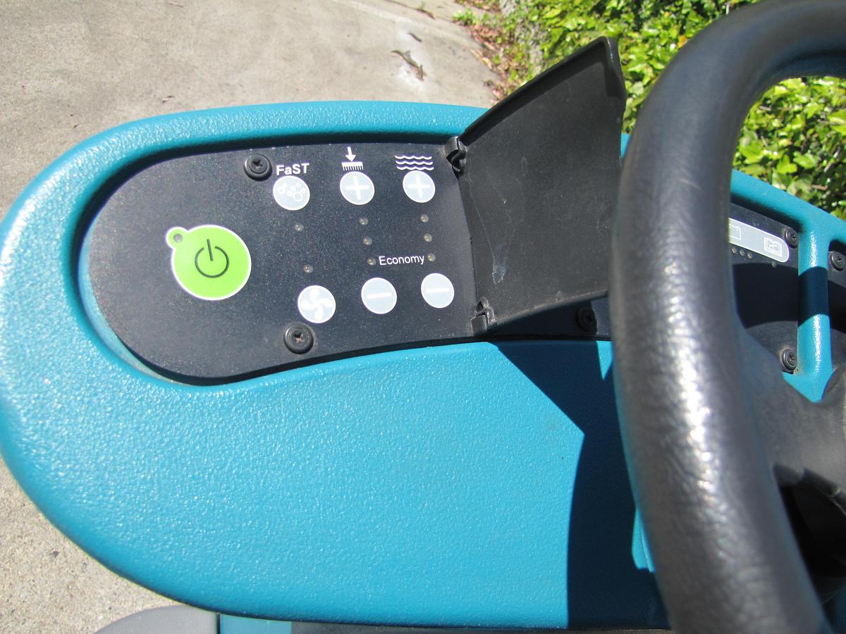 Used Tennant T7 Ride On Floor Scrubber 32" Disc Pad Holder 24 VDC With Charger