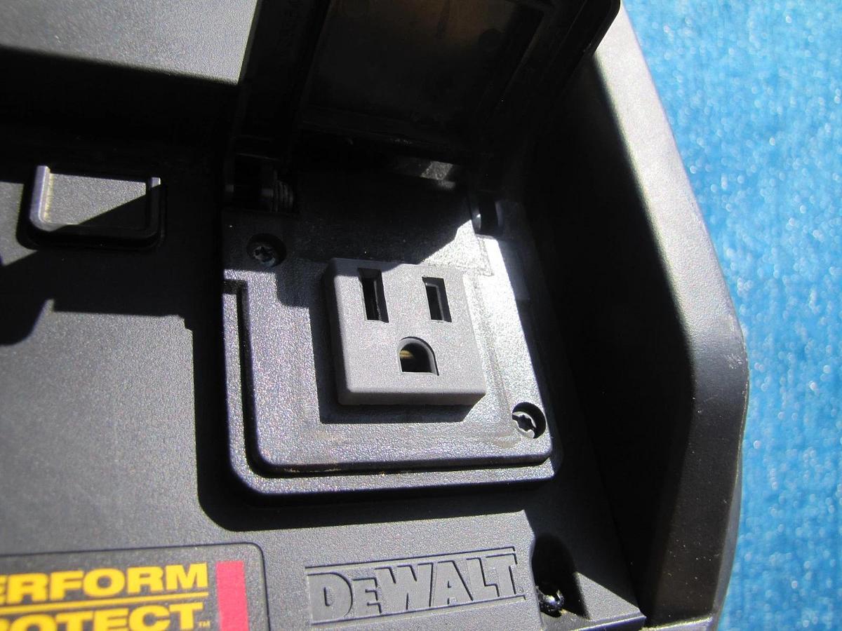 Used DeWalt DWV015 Dust Extractor Vacuum 10 Gallon 120V Tool Outlet w/ Hose