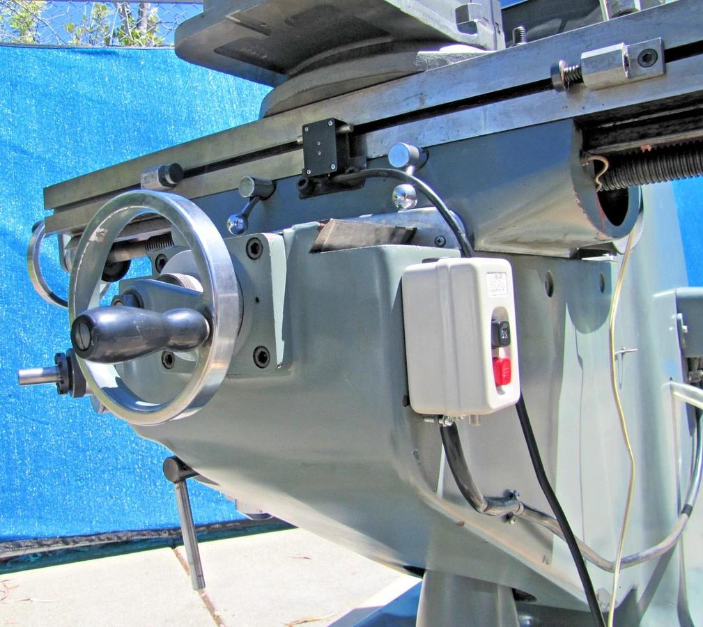 Used Maxmill 2HP Mill Drilling Milling Machine Power Table Auto Feed Coolant 6in Vise