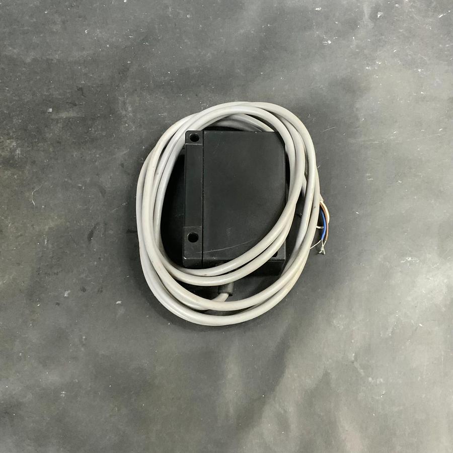 Used BAUMER ELECTRIC FZDK-26P5101 PHOTOELECTRIC DIFFUSE SENSOR ($150 OBO)