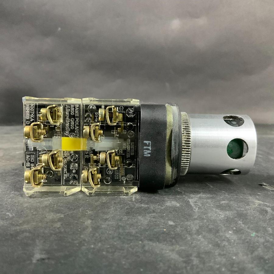 Used ALLEN BRADLEY 800T-FXQ10RA1 SER T GREEN PUSHBUTTON ($80 OBO)