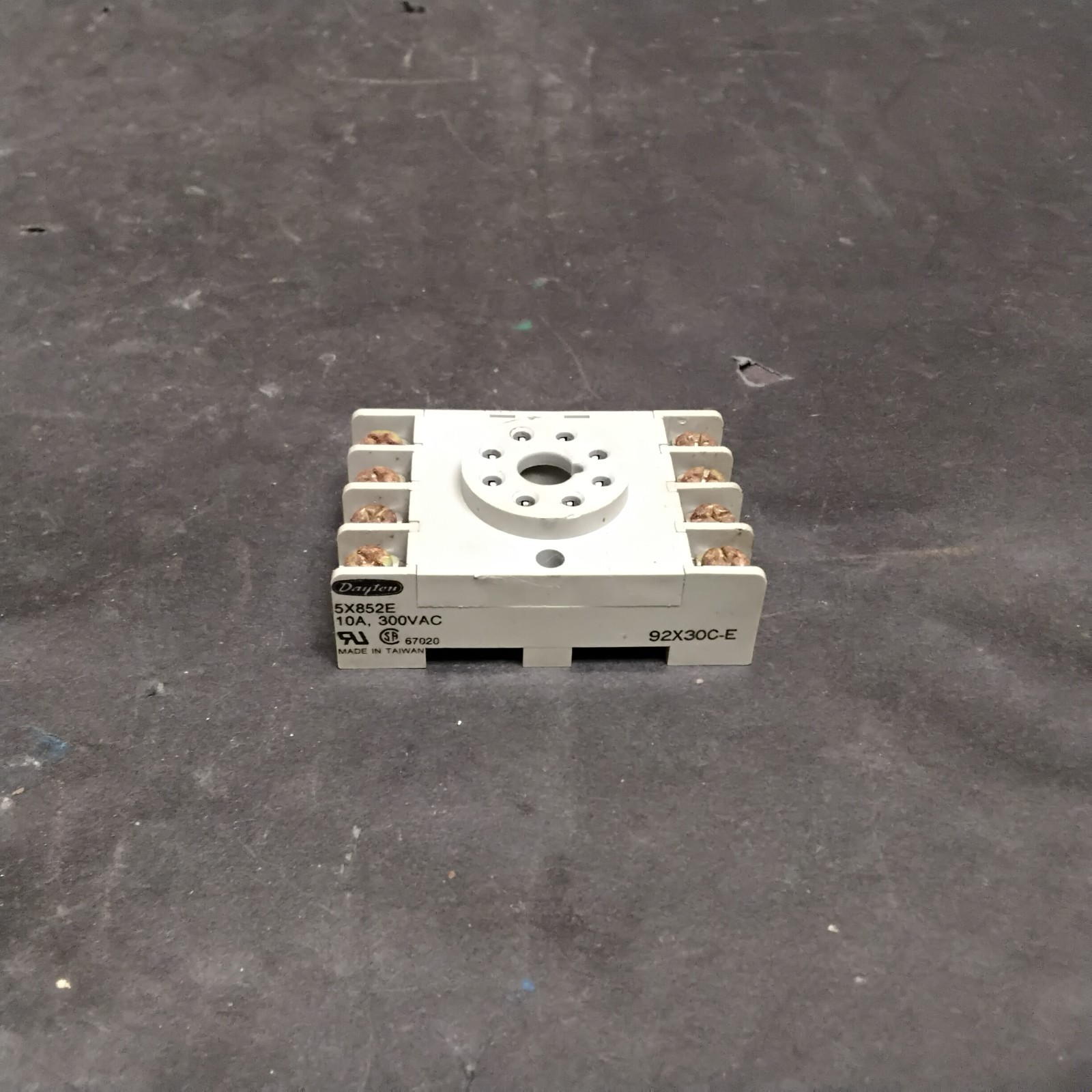 Used DAYTON 5X852E RELAY SOCKET 300VAC ($7.99 OBO)