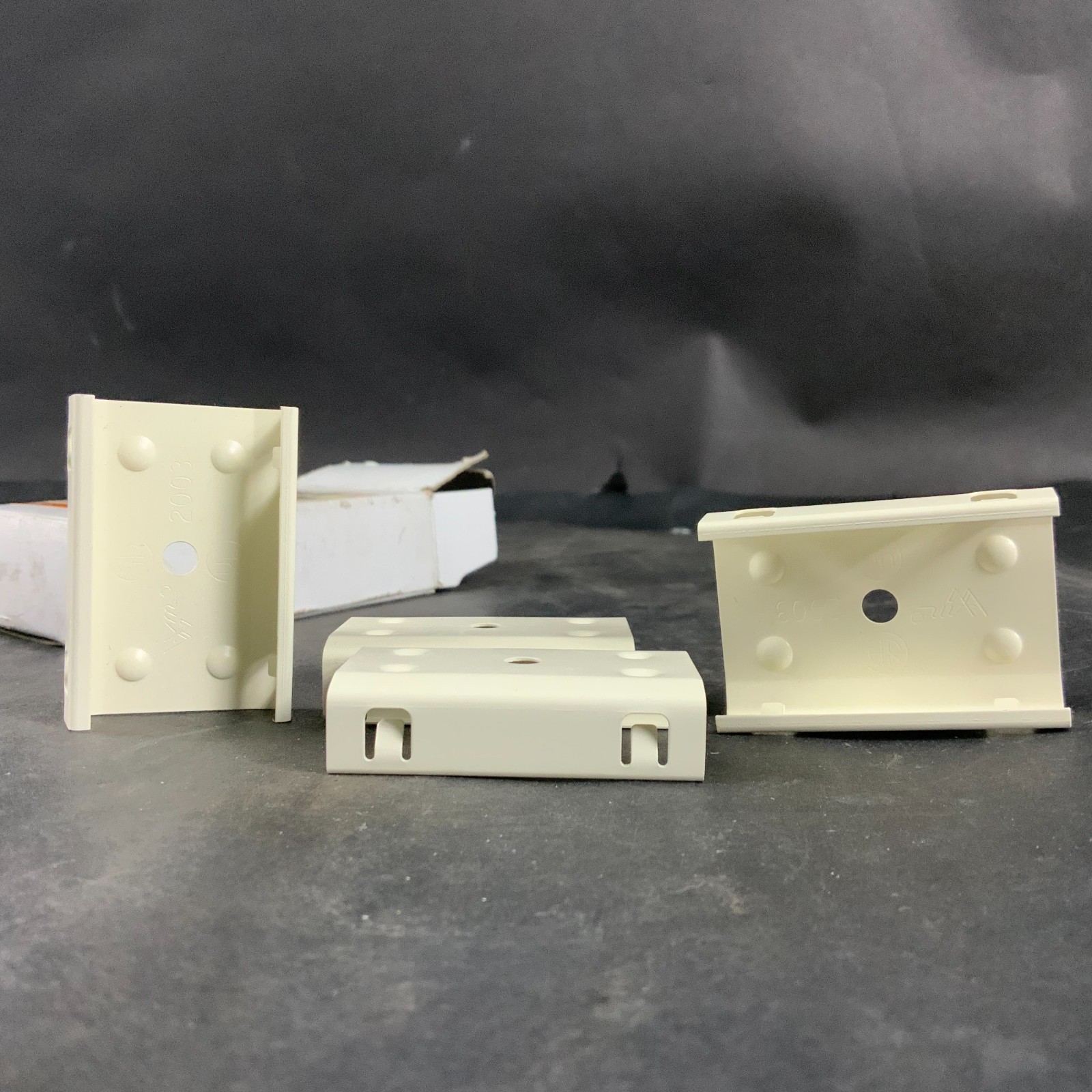 Used WIREMOLD V2003 STEEL SUPPORTING CLIP - LOT OF 10 ($10 OBO)