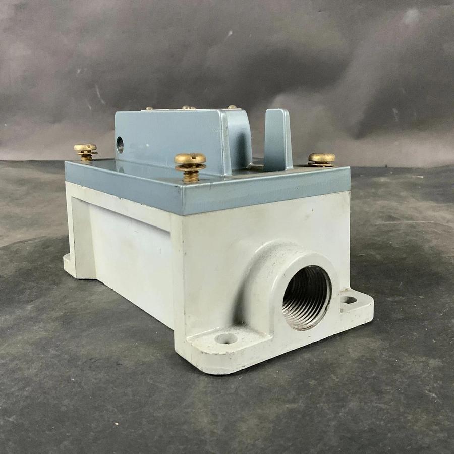 Used ALLEN BRADLEY 800S-2SA7 SER M MOTOR STARTER SWITCH ($250 OBO)