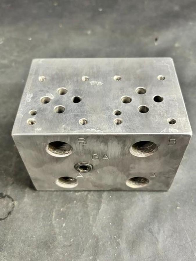 Used DAMAN PRODUCTS AD01P022P12 HYDRAULIC VALVE