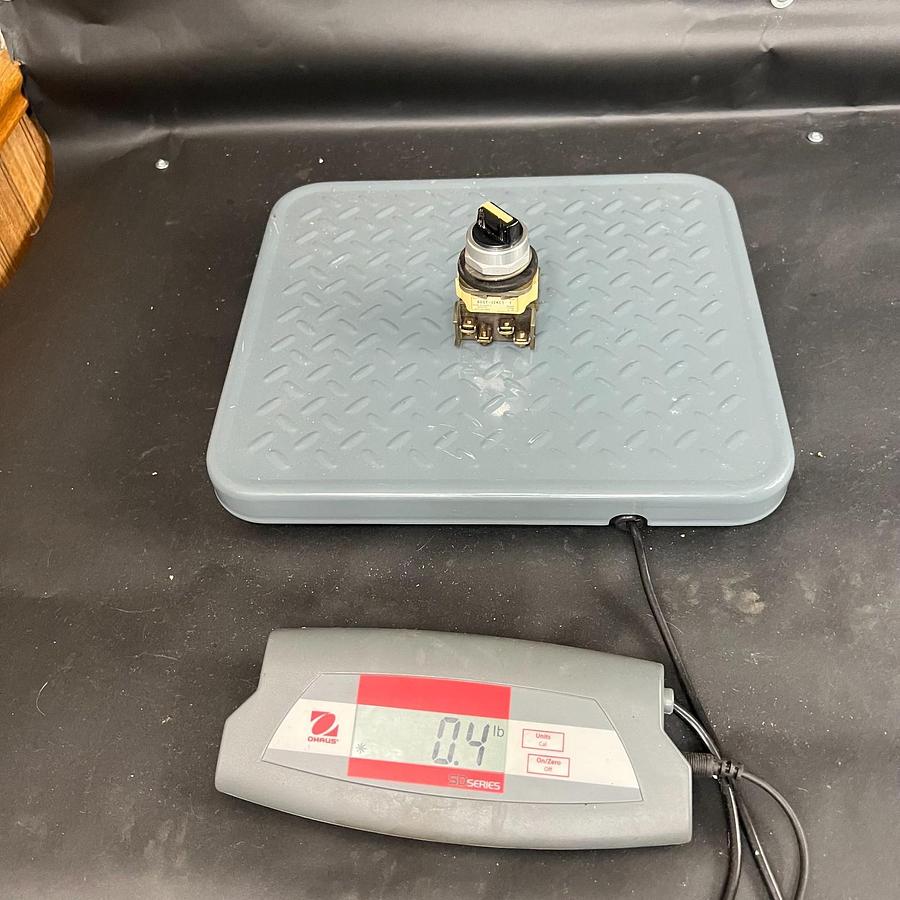 Used ALLEN BRADLEY 800T-J2KC1 SER T SELECTOR SWITCH ($40 OBO)