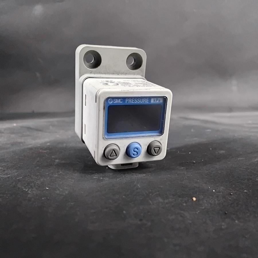 Used SMC ZSE40AF-C6-T PRESSURE SWITCH ($40 OBO)