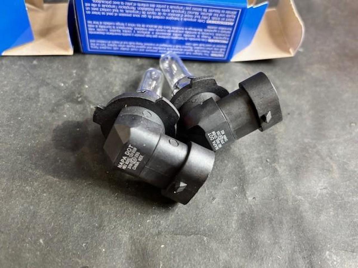 Used NAPA 9005L-N HEADLIGHT BULBS 2PCS