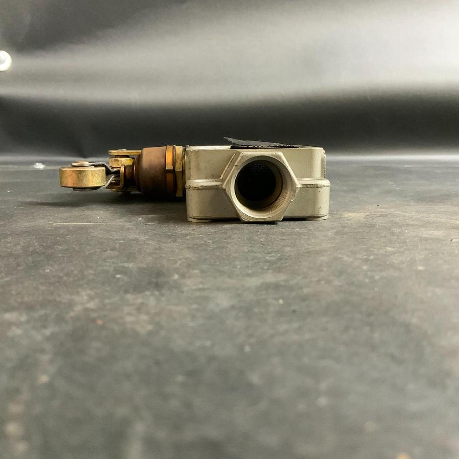 Used HONEYWELL MICROSWITCH BAF1-2RN2-RH SNAP ACTION ROLLER SWITCH ($60 OBO)