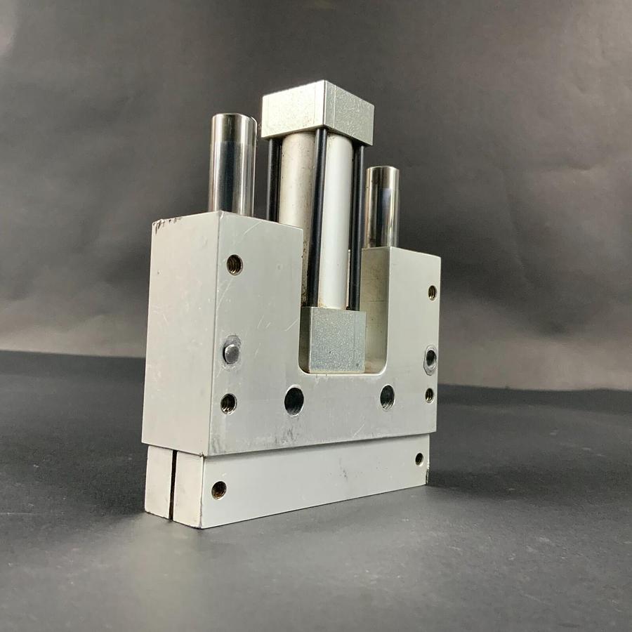 Used PHD GRC141-2-0001 PNEUMATIC GRIPPER ($275 OBO)