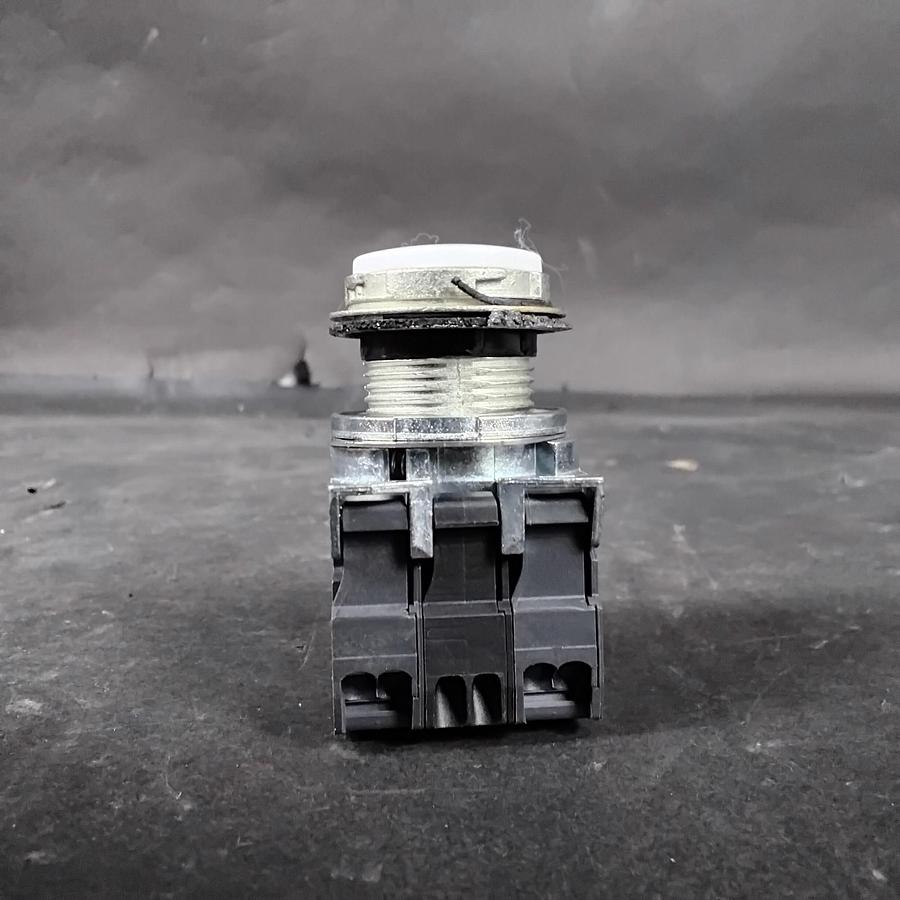 Used ALLEN BRADLEY 800F-Q10 SER A WHITE PUSHBUTTON ($20 OBO)