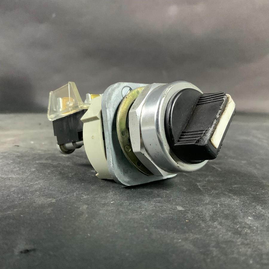Used ALLEN BRADLEY 800-H2A SERIES T SELECTOR SWITCH ($12 OBO)
