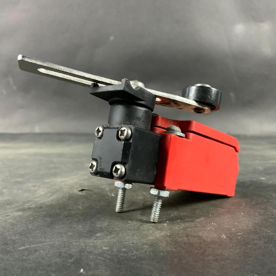 Used ALLEN BRADLEY EN-1088 LIMIT SWITCH W/ ROLLER ($40 OBO)