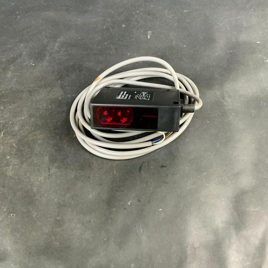 Used BAUMER ELECTRIC FZDK-26P5101 PHOTOELECTRIC DIFFUSE SENSOR ($150 OBO)