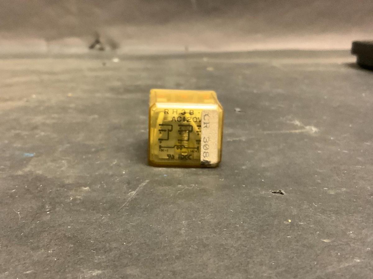 Used IDEC RH3B-UAC120V RELAY ($8 OBO)