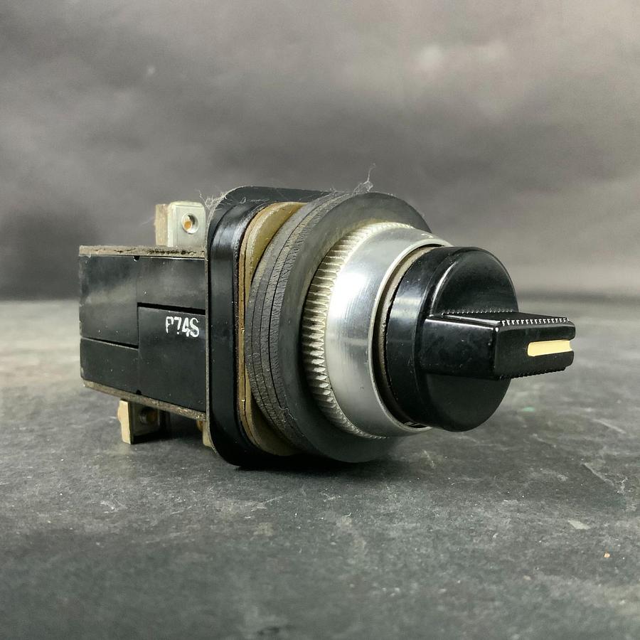 Used ALLEN BRADLEY BLACK SELECTOR SWITCH ($12 OBO)