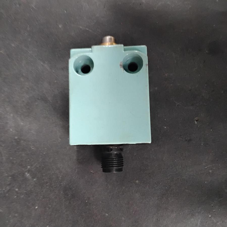 Used SIEMENS 3SE5 423-0CC20-1EB1 LIMIT SWITCH ($15 OBO)