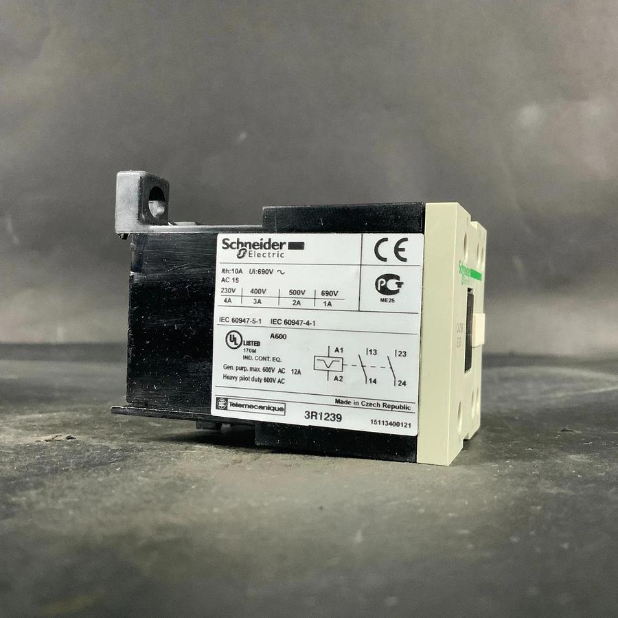 SCHNEIDER ELECTRIC CA2 SKE20B7 CONTROL RELAY ($50 OBO)