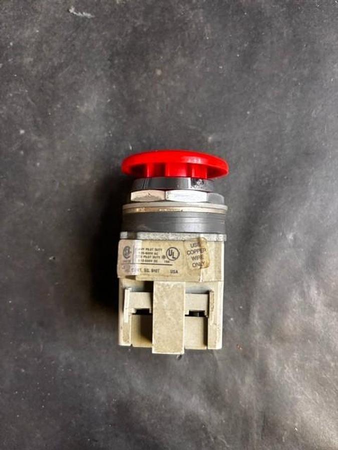 Used IDEC ABD301N-R PUSHBUTTON ($14 OBO)