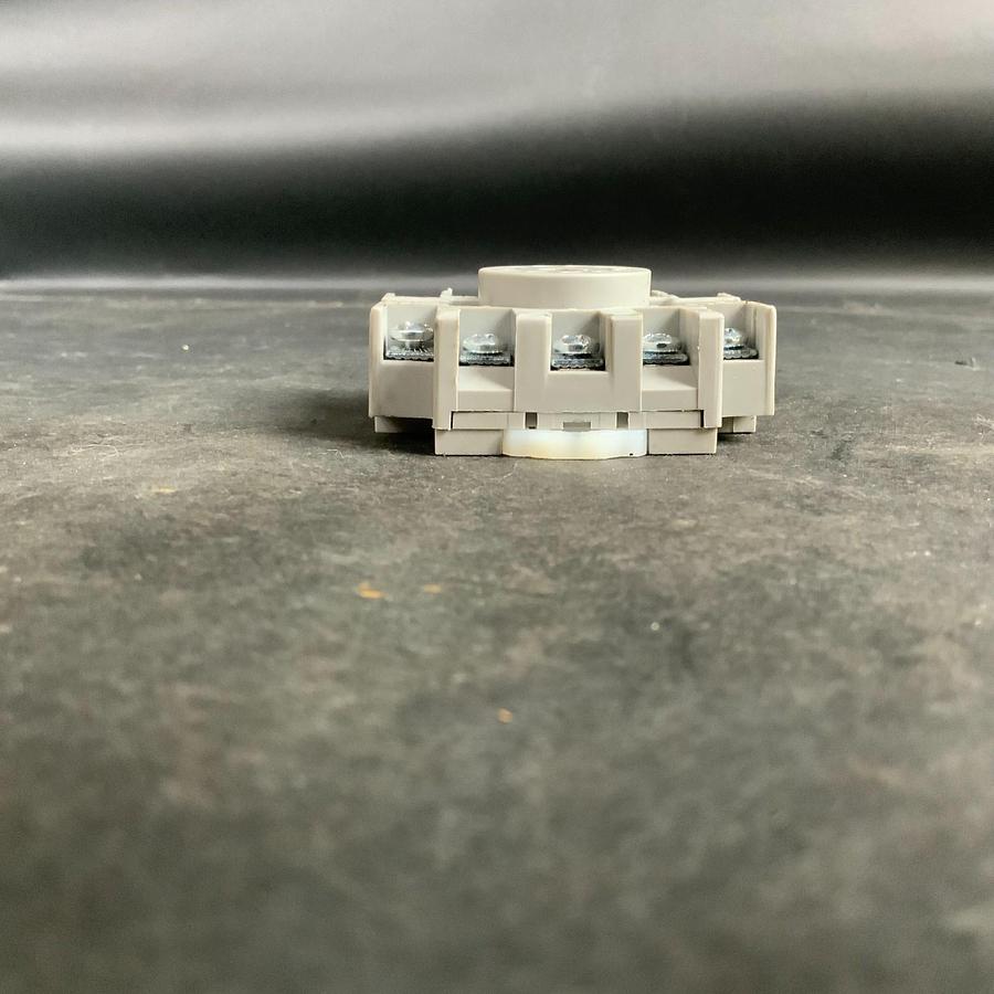 Used ALLEN BRADLEY 700-HN126 SERIES A ($5 OBO)