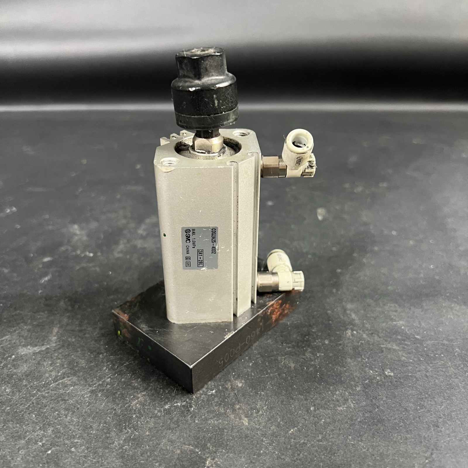 Used SMC CDQ2A25-40DZ COMPACT CYLINDER W/ BASE ($45 OBO)