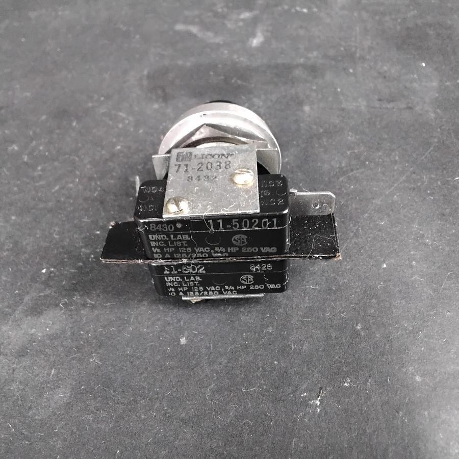 Used LICON 71-2038 PUSH BUTTON SWITCH ($4 OBO)