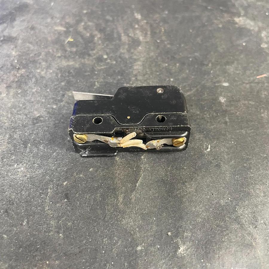 Used UNIMAX 2HBT560-9-W MICRO SWITCH