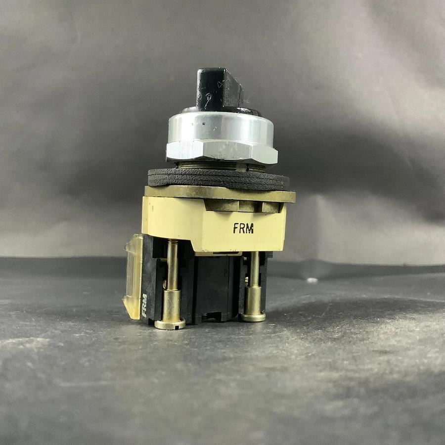 Used ALLEN BRADLEY 800T-H2 POSITION SELECTOR SWITCH ($40 OBO)