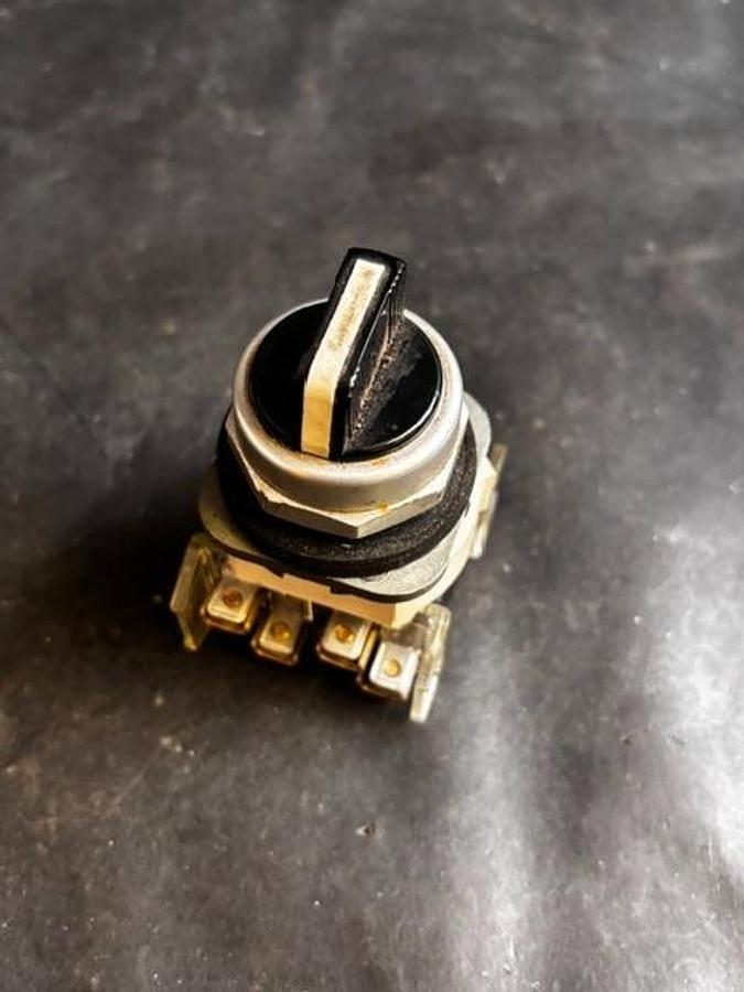 Used ALLEN BRADLEY 800T-J2KC7 SERIES N SELECTOR SWITCH ($14 OBO)