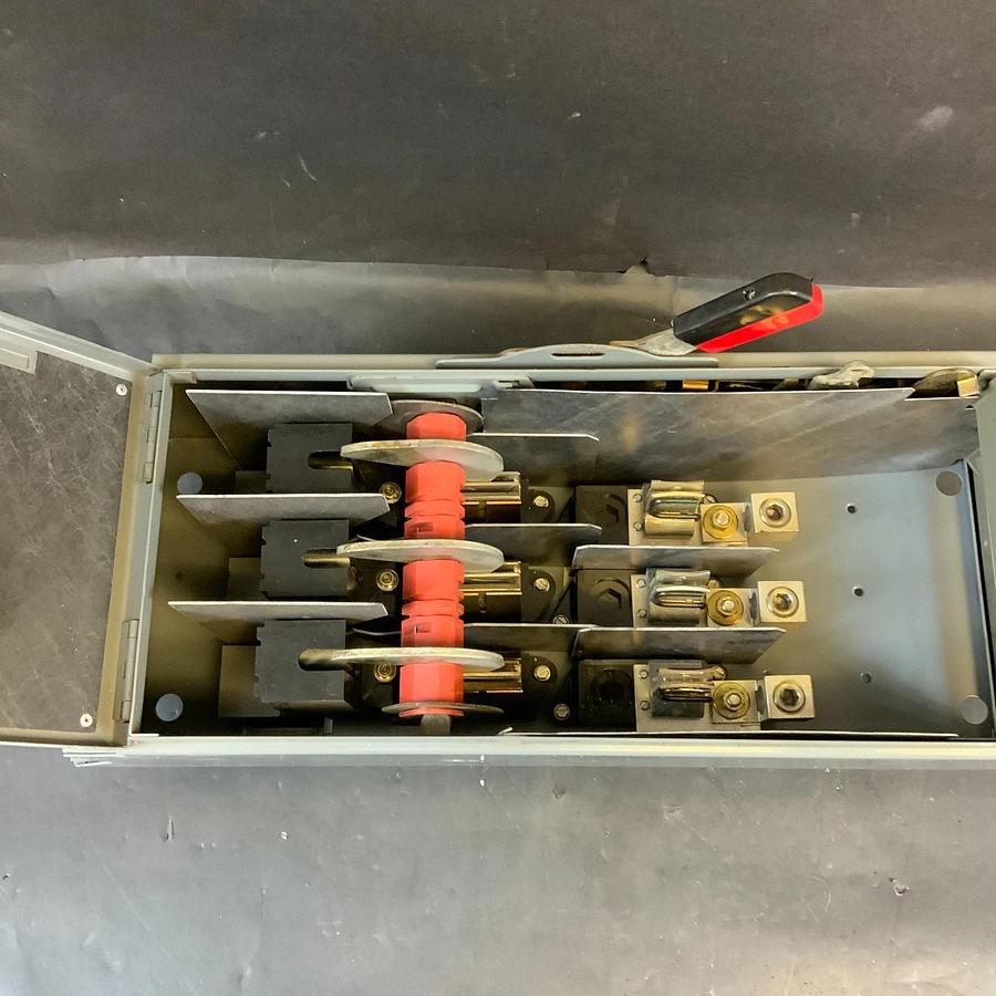 Used SQUARE D QMB-324 FUSIBLE PANELBOARD ($75 OBO)