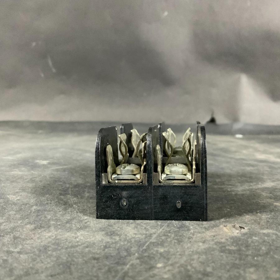 Used FERRAZ SHAWMUT 30321 FUSE BLOCK ($7 OBO)