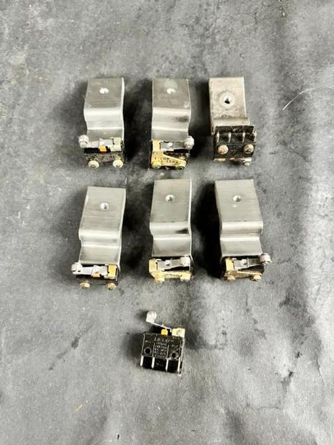 Used LICON 16-404 SNAP ACTION LIMIT SWITCHES - LOT OF 7
