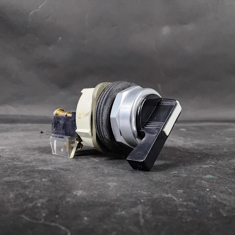 Used ALLEN BRADLEY 800T-H17 SER T SELECTOR SWITCH ($35 OBO)