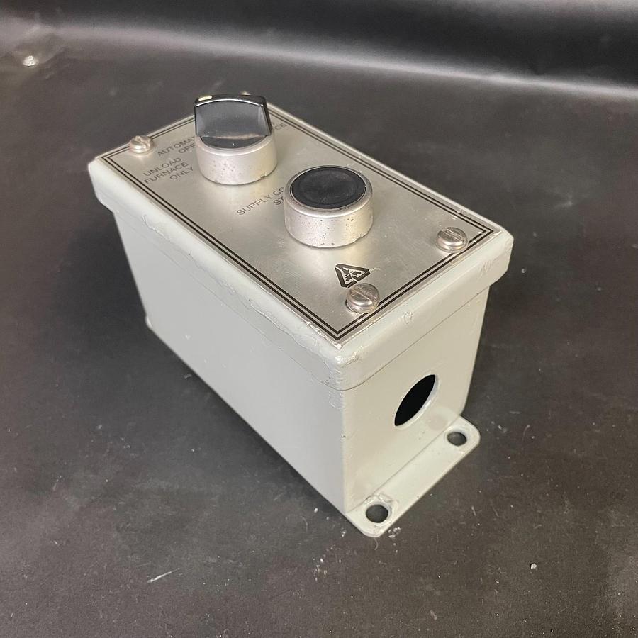 Used INDUSTRIAL CONTROL STATION BOX 2-POSITION SELECTOR SWITCH & PUSH BUTTON