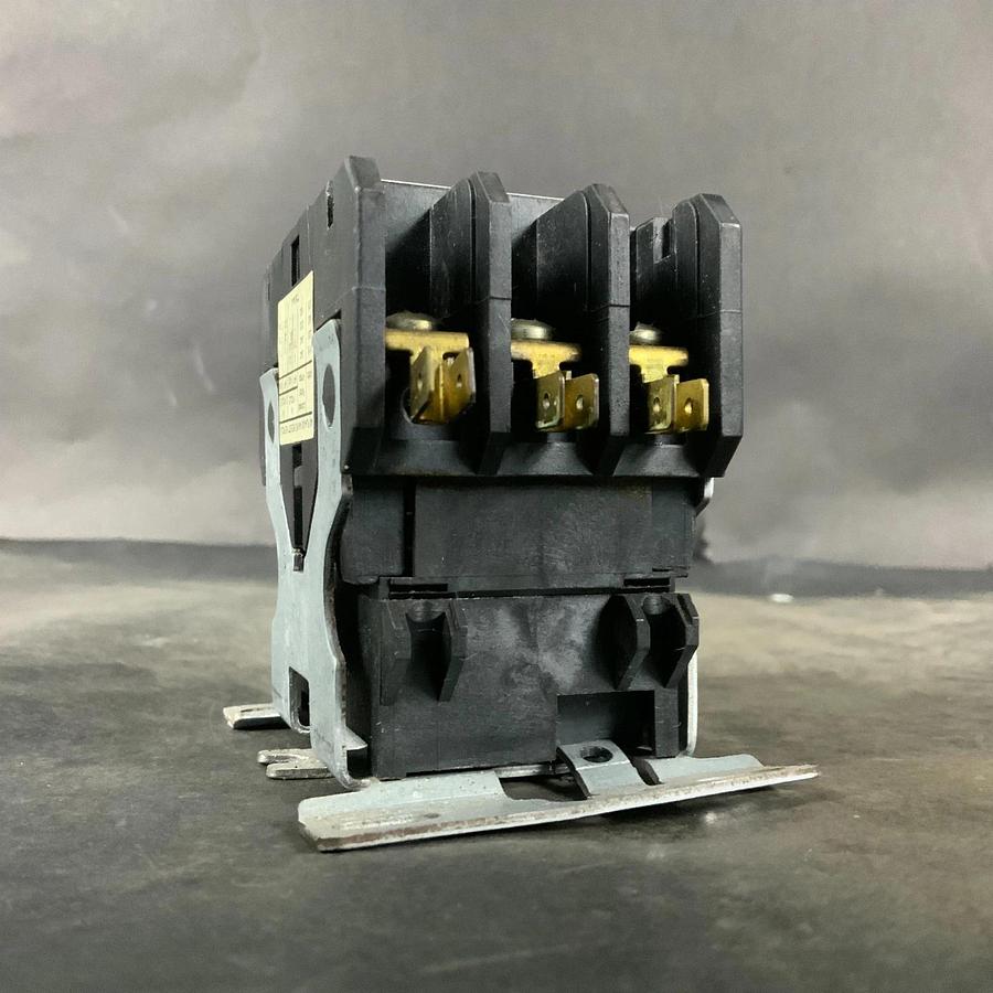 Used CUTLER HAMMER C25DNY66 DC CONTACTOR ($40 OBO)