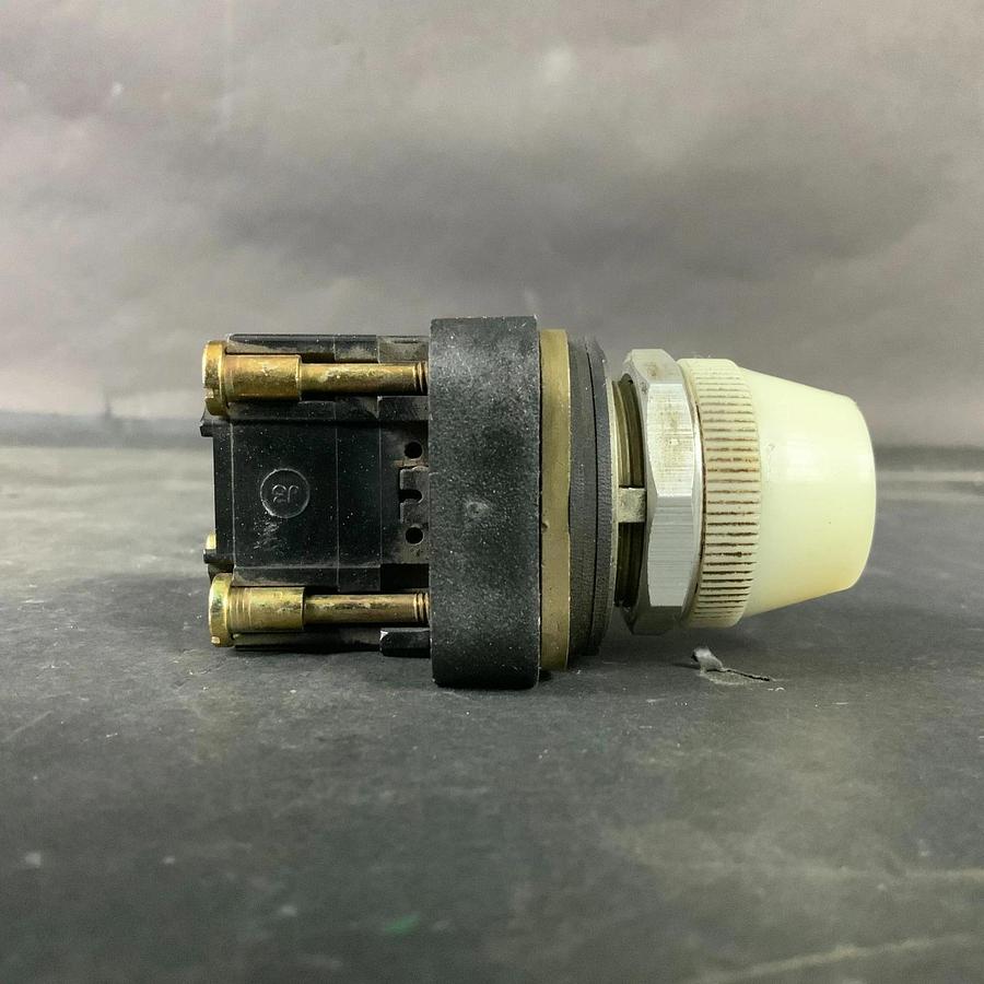 Used ALLEN BRADLEY 800T-P16 SER T WHITE INDICATOR LIGHT ($15 OBO)