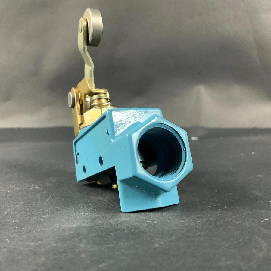 Used HONEYWELL B2E6-2RQ2 LIMIT SWITCH ($30 OBO)