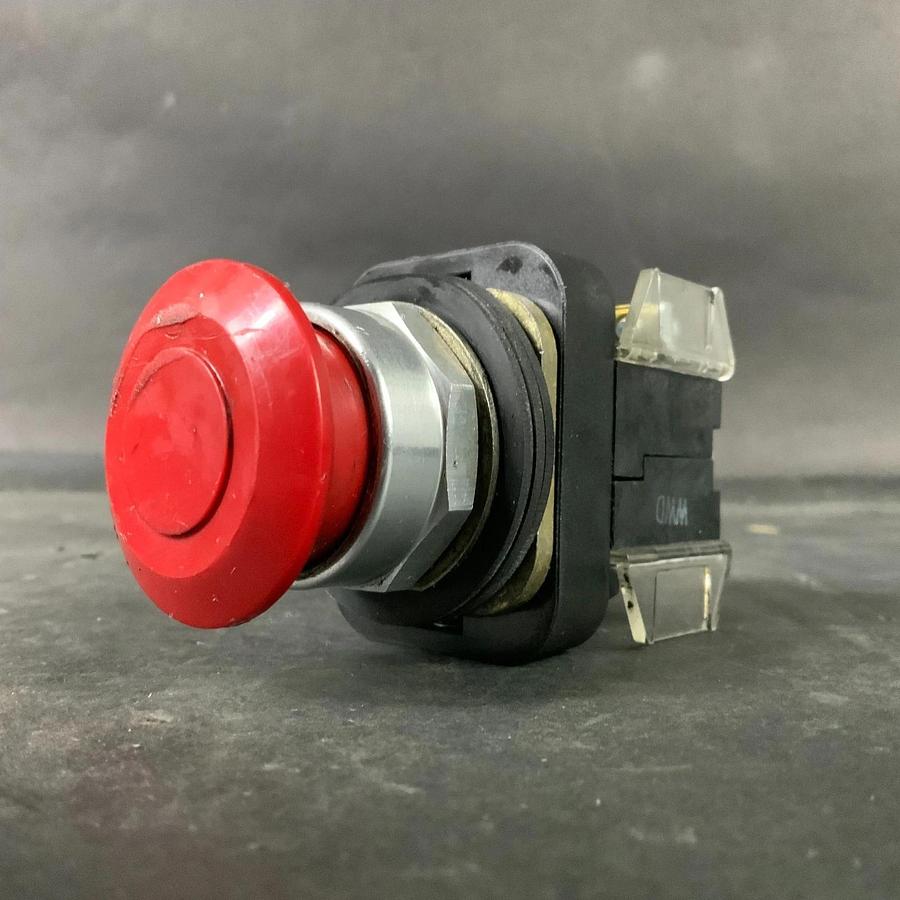Used ALLEN BRADLEY 800T-FXA5 RED PUSH BUTTON ($30 OBO)