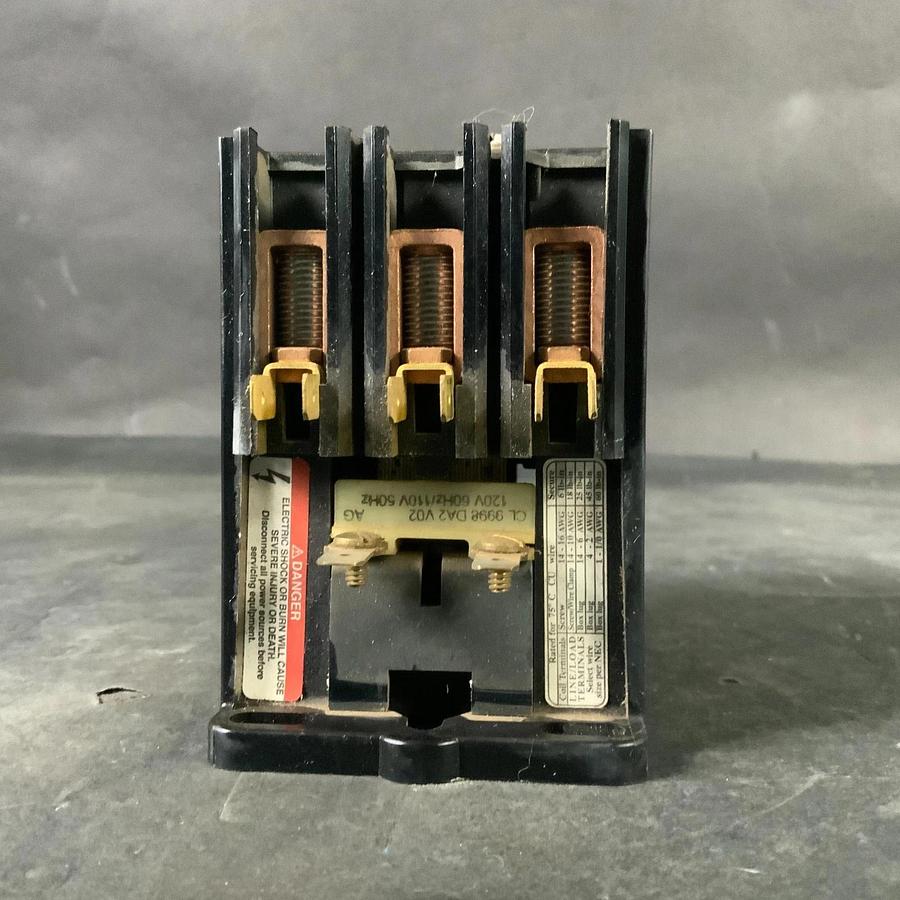 SQUARE D DPA63V02 DEFINITE PURPOSE CONTACTOR ($120 OBO)