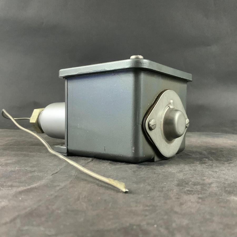 Used UNITED ELECTRIC E105-3BS-9027 TEMPERATURE SWITCH ($50 OBO)